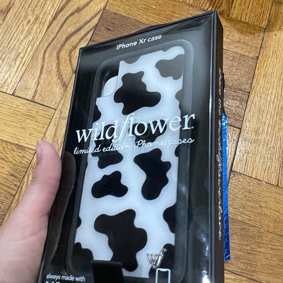 Wildflower NWT Cowprint iPhone Xr protective case - Picture 5 of 5